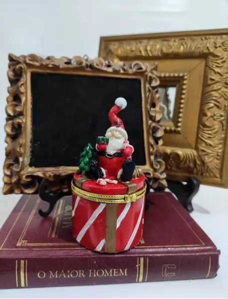Foto de um(a) Porta Jóias Natalino Anos 90, da categoria de Porta-Jóias. Porta jóias papai noel em porcelana policromada com fecho em latão, década de 1990 A: 10 cm Diâmetro: 6 cm peso: 104 g. Mostrado de uma perspectiva diferente. Vendido no marketplace Trésors.