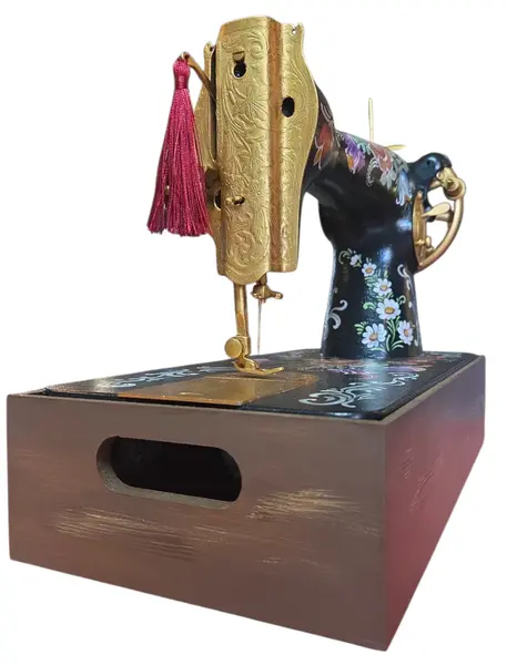 Foto de um(a) Maquina de Costura Decorativa Pintada a Mão, da categoria de Outros colecionáveis. Maquina decorativa pintada a mão. Mostrado de uma perspectiva diferente. Vendido no marketplace Trésors.