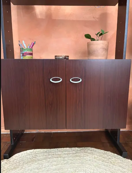 Foto de um(a) Estante modular 1980, da categoria de Estantes e Racks. 80’s | Estante modular fabricada em 1980 - essa peça contém duas colunas, um armário com prateleira interna e dois nichos,... Mostrado de uma perspectiva diferente. Vendido no marketplace Trésors.