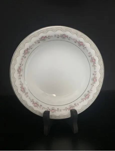 Foto de um(a) Aparelho de jantar Noritake 26 peças, da categoria de Jogos de pratos. Aparelho de jantar Noritake modelo Glenwood #5770, todas peças com friso em prata, sendo: 3 travessas, grande, média e... Mostrado de uma perspectiva diferente. Vendido no marketplace Trésors.