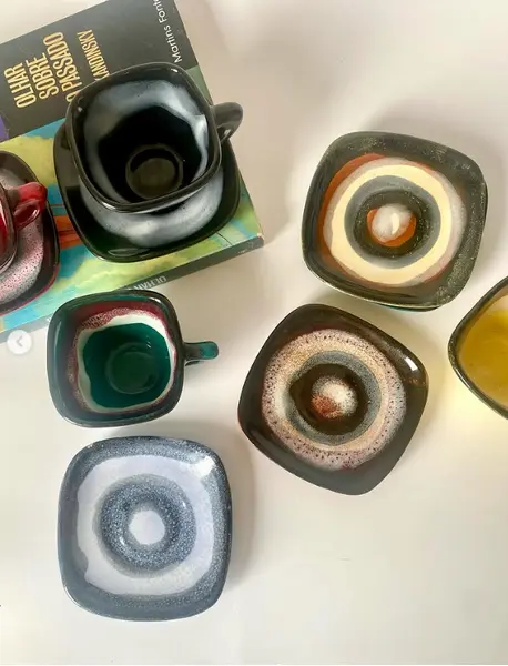 Foto de um(a) Conjunto com 06 xicaras de café, da categoria de Xícaras. Conjunto com 6 xícaras para cafezinho em cerâmica. Duas delas contém pequenos bicados como mostrado nas fotos. 4,5 cm de... Mostrado de uma perspectiva diferente. Vendido no marketplace Trésors.