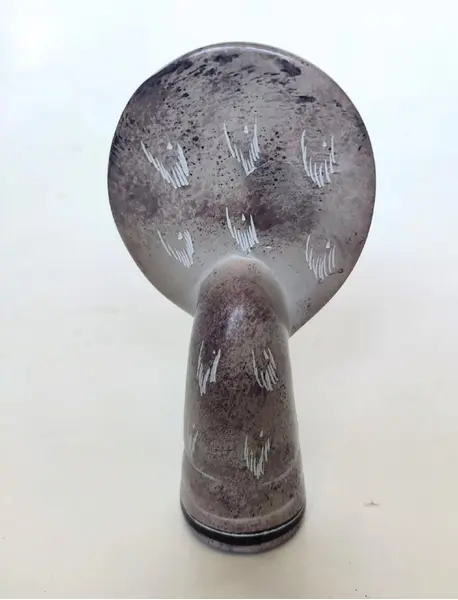 Foto de um(a) Escultura Africana Anos 80, da categoria de Escultura. Escultura africana em pedra com pintura em preto e branco, década de 1980.A: 11,5 cm L: 6 cm P: 5 cm Peso: 213 g. Mostrado de uma perspectiva diferente. Vendido no marketplace Trésors.
