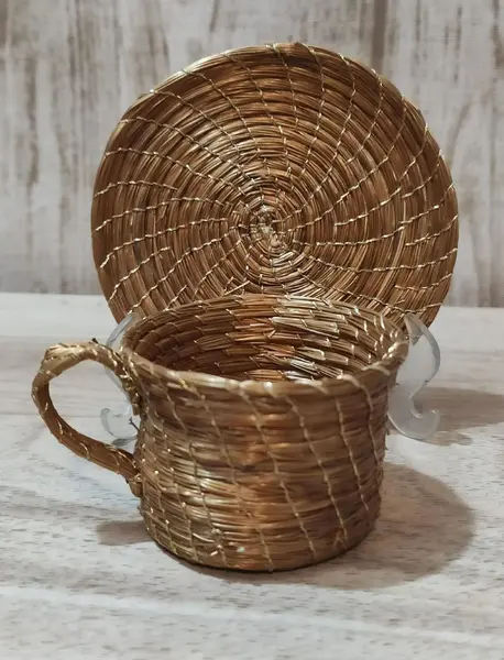 Foto de um(a) Par de Xícaras Capim Dourado, da categoria de Xícaras. Par de xícaras decorativas em capim dourado fabricados no jalapão-to. A: 3,5 cm Diâmetro: 4,7 cm Pires: 9 cm peso do par:... Mostrado de uma perspectiva diferente. Vendido no marketplace Trésors.