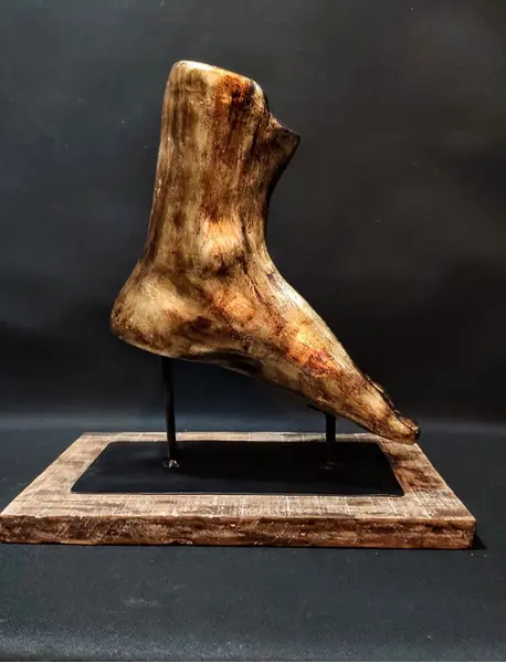 Foto de um(a) Fragmento Escultura Pé Masculino, Peça Única, da categoria de Escultura. Fragmento de uma escultura de pé masculino em cimento com folheação em ouro e envelhecido. Base em ferro ebanizado e madeira... Mostrado de uma perspectiva diferente. Vendido no marketplace Trésors.