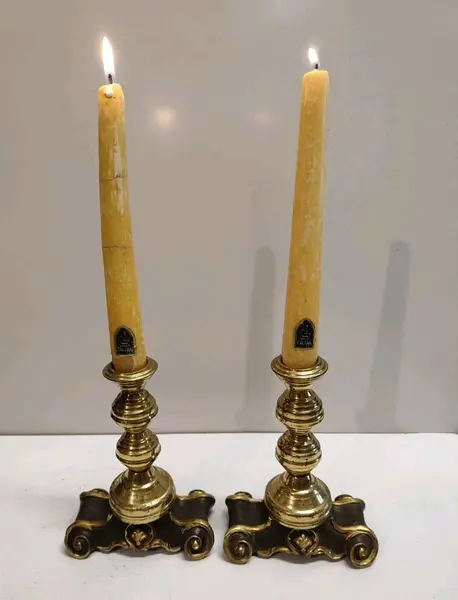 Foto de um(a) Par de Castiçais Indiano em Resina, da categoria de Castiçais. Par de castiçais latão polido indianos com base em resina com detalhes em dourado. **não acompanham as velas**A: 5 cm /... Mostrado de uma perspectiva diferente. Vendido no marketplace Trésors.