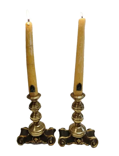 Foto de um(a) Par de Castiçais Indiano em Resina, da categoria de Castiçais. Par de castiçais latão polido indianos com base em resina com detalhes em dourado. **não acompanham as velas**A: 5 cm /... Vendido no marketplace Trésors.