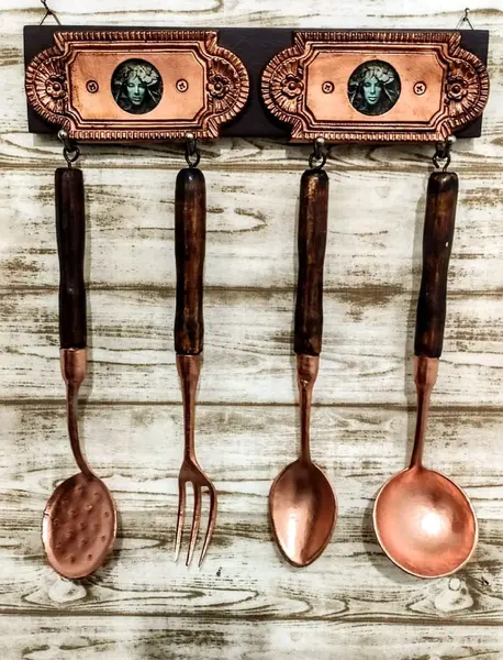 Foto de um(a) Porta Talheres Madeira e Rose Gold, da categoria de Suportes decorativos. Porta talheres grande em alumínio fundido com pátina rose gold e cabo em madeira, suporte em madeira com decoração também em... Mostrado de uma perspectiva diferente. Vendido no marketplace Trésors.