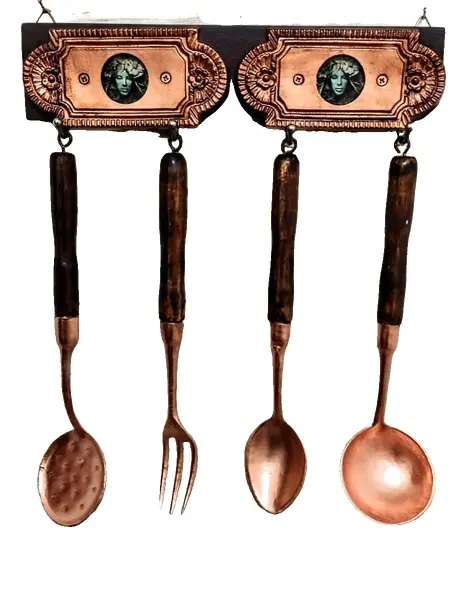 Foto de um(a) Porta Talheres Madeira e Rose Gold, da categoria de Suportes decorativos. Porta talheres grande em alumínio fundido com pátina rose gold e cabo em madeira, suporte em madeira com decoração também em... Vendido no marketplace Trésors.