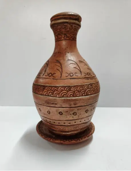 Foto de um(a) Moringa em Terracota, Ano 2000, da categoria de Garrafas, potes e jarros. Moringa em terracota pintada a mão com inspiração em achados arqueológicos do sec. ii, dc, retratando um anjo feminino.... Mostrado de uma perspectiva diferente. Vendido no marketplace Trésors.