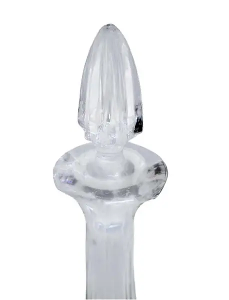 Foto de um(a) Garrafa Licoreira em cristal, da categoria de Garrafas. Licoreira em cristal translúcido, com farta lapidação. em baixo relevo. Medidas 31 cm de altura. Em bom estado, com marcas... Mostrado de uma perspectiva diferente. Vendido no marketplace Trésors.