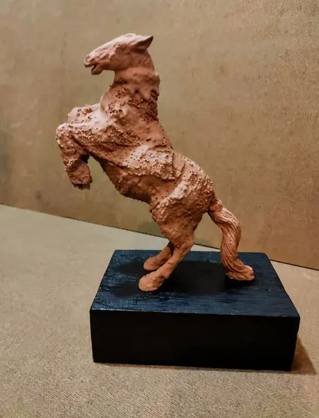 Foto de um(a) Escultura Equina, da categoria de Escultura. Escultura equina em técnica mista com pátina terracota e base em madeira ebanizada. Peça única pelo artista marcelus ribas... Mostrado de uma perspectiva diferente. Vendido no marketplace Trésors.
