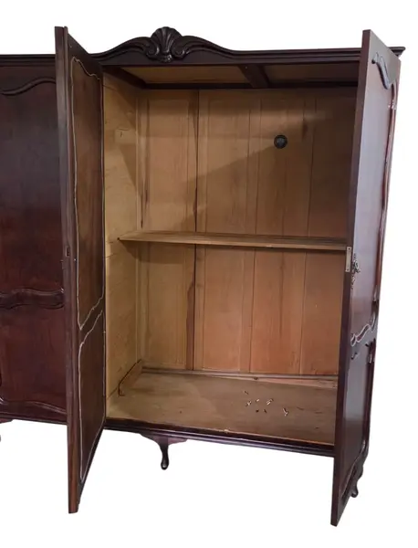Foto de um(a) Guarda Roupa 3 Portas Chippandale em Imbuia, da categoria de Armários e Guarda Roupas. Mostrado de uma perspectiva diferente. Vendido no marketplace Trésors.