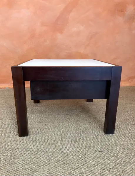 Foto de um(a) Mesa de apoio anos 70, da categoria de Mesas laterais. De linhas simples e desenho limpo, essa mesa quadrada combina estrutura em madeira maciça com tampo em fórmica branca,... Mostrado de uma perspectiva diferente. Vendido no marketplace Trésors.