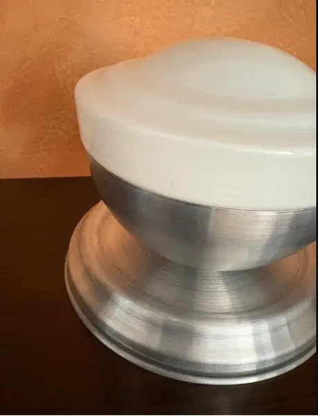 Foto de um(a) Luminária de mesa em metal e opalina 70’s, da categoria de Iluminação de mesa e chão. 70’s | luminária em opalina e metal | Sua cúpula é do formato chapéu e possui a base em metal no formato de uma cuia. A... Mostrado de uma perspectiva diferente. Vendido no marketplace Trésors.