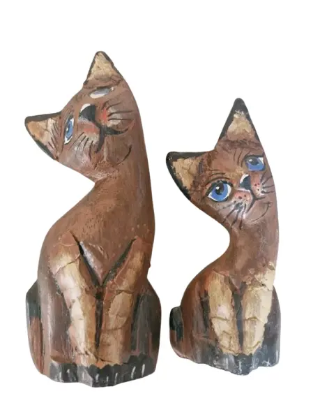 Foto de um(a) Par de gatinhos de madeira da Indonésia, da categoria de Modelos e estatuetas. Esta peça é um par de esculturas de gatos, um exemplo clássico de artesanato rústico em madeira, feita na Indonésia. Medidas... Vendido no marketplace Trésors.