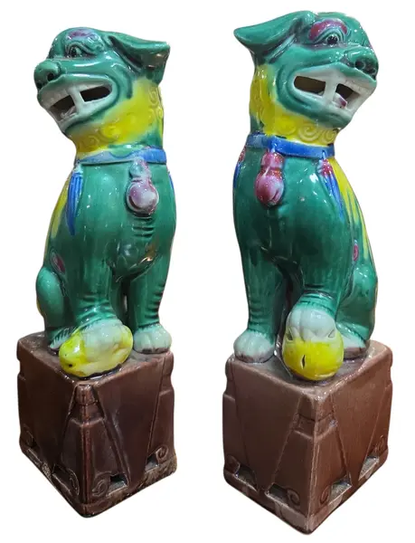 Foto de um(a) Par de Cães de Fó em Cerâmica Policromada Estilo Sancai - Leões Guardiões Chineses, da categoria de Outros colecionáveis. Magnífico par de Cães de Fo (também conhecidos como Leões de Fu ou Leões Guardiões), símbolos milenares de proteção, sorte e... Vendido no marketplace Trésors.