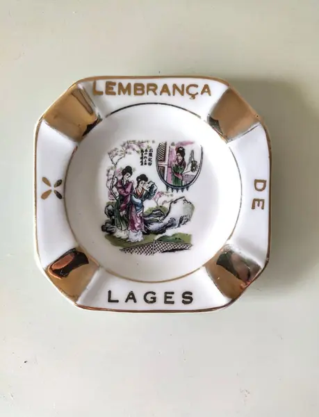 Foto de um(a) Cinzeiro Porcelana Anos 60, da categoria de Cinzeiros e coletores. Cinzeiro em porcelana policromada da marca condessa de blumenau-sc com detalhes em ouro, cena de japonesas com seus... Mostrado de uma perspectiva diferente. Vendido no marketplace Trésors.