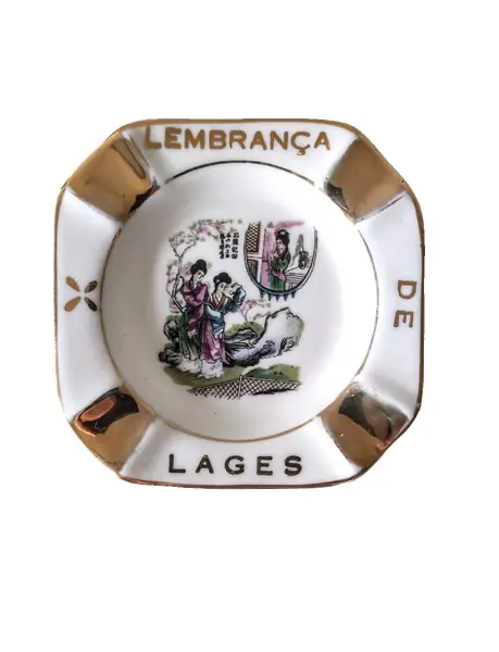 Foto de um(a) Cinzeiro Porcelana Anos 60, da categoria de Cinzeiros e coletores. Cinzeiro em porcelana policromada da marca condessa de blumenau-sc com detalhes em ouro, cena de japonesas com seus... Vendido no marketplace Trésors.
