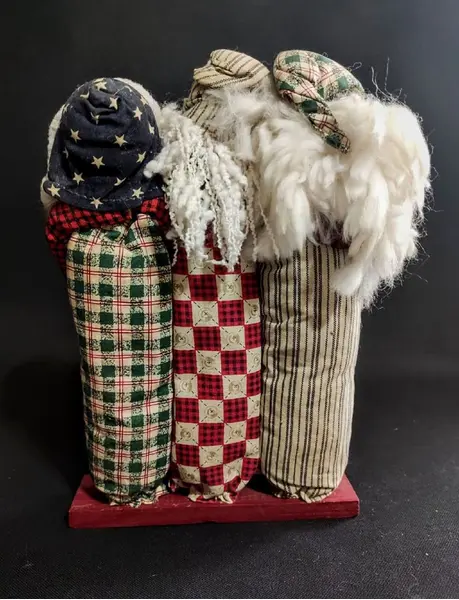 Foto de um(a) Três Reis Magos 90'S, da categoria de Arte têxtil. Os três reis magos em uma versão lúdica e feita com elementos têxteis e base e madeira, década de 1990 L: 27cm A: 18 cm P:... Mostrado de uma perspectiva diferente. Vendido no marketplace Trésors.