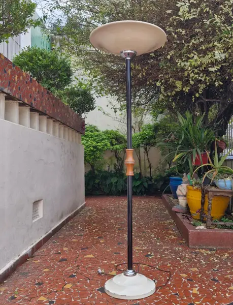 Foto de um(a) ​Luminária de chão anos 50 / 60 estilo Art Déco, da categoria de Luminárias de chão. Luminária de chão anos 50 / 60 estilo Art DécoEsta luminária de piso vintage, com cúpula voltada para cima caracterizada... Mostrado de uma perspectiva diferente. Vendido no marketplace Trésors.