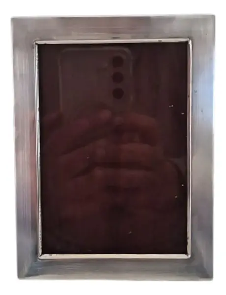 Foto de um(a) Porta Retrato Antigo De Prata 833, da categoria de Porta retratos. Porta-Retrato em Prata de Lei 833Elegância atemporal para eternizar seus melhores momentos. Este porta-retrato, produzido em... Mostrado de uma perspectiva diferente. Vendido no marketplace Trésors.