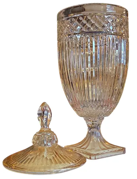 Foto de um(a) Suqueira Dispensador de Bebidas em Vidro Âmbar Canelado com Torneira e Tampa, da categoria de Garrafas, potes e jarros. Adicione um toque de elegância clássica e sofisticação aos seus eventos ou à decoração da sua casa com esta magnífica peça... Mostrado de uma perspectiva diferente. Vendido no marketplace Trésors.