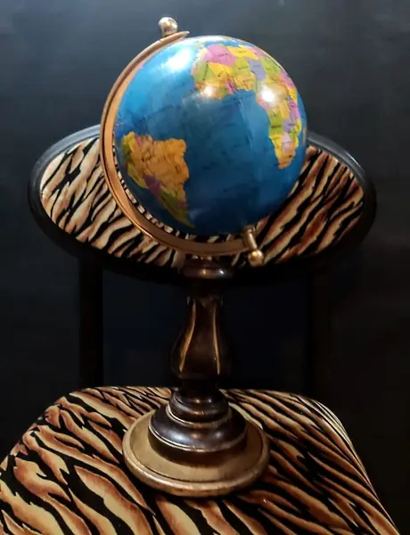 Foto de um(a) Globo Terrestre Imbuia Ouro, da categoria de Globos. Globo terrestre de mesa com base em madeira de imbuia, apoiada em quatro esferas também também imbuia, globo envelhecido e... Mostrado de uma perspectiva diferente. Vendido no marketplace Trésors.