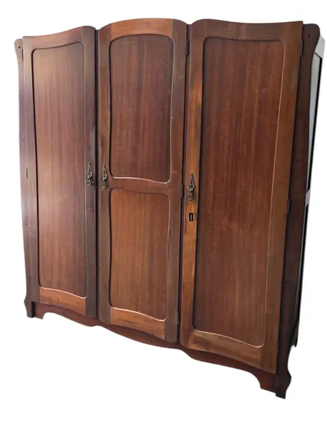 Foto de um(a) Guarda Roupas 3 Portas com Chave, da categoria de Armários e Guarda Roupas. Vendido no marketplace Trésors.