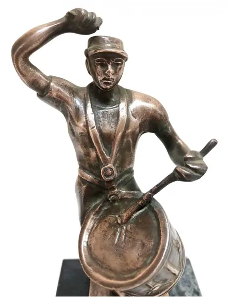 Foto de um(a) Escultura em bronze maciço figura masculina, da categoria de Escultura. Sólida escultura de bronze maciço representando figura masculina tocando instrumento musical. Assente em base retangular,... Mostrado de uma perspectiva diferente. Vendido no marketplace Trésors.