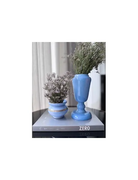 Foto de um(a) Vaso baixo em opalina azul com filetes de ouro, da categoria de Vasos. Um encontro de elegância, tradição e raridade — peça que reflete o esplendor da arte francesa em vidro opalino com pintura a... Mostrado de uma perspectiva diferente. Vendido no marketplace Trésors.