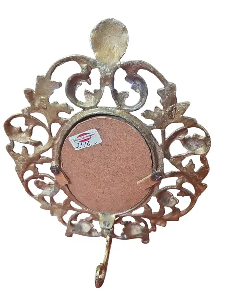 Foto de um(a) Porta-Retrato em bronze, da categoria de Porta retratos. Adicione um toque de suntuosidade à sua decoração com este porta-retrato em bronze maciço. Com moldura ricamente trabalhada... Mostrado de uma perspectiva diferente. Vendido no marketplace Trésors.