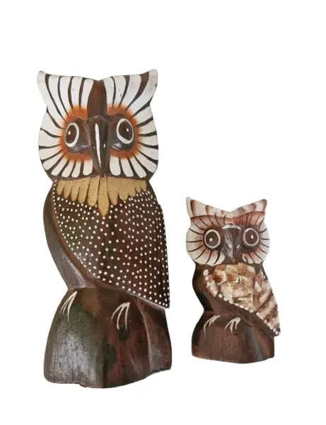 Foto de um(a) Par de corujas em madeira, da categoria de Modelos e estatuetas. Par de corujas decorativas, esculpidas em madeira, um artesanato de Bali (Indonésia). A coruja é um dos símbolos mais fortes... Vendido no marketplace Trésors.