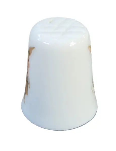 Foto de um(a) Dedal de Coleção em Porcelana – Coelhinhos e Xícara de Chá, da categoria de Outros colecionáveis. A decoração apresenta duas cenas distintas e encantadoras: de um lado, um coelhinho detalhado posando de pé; do outro, a... Mostrado de uma perspectiva diferente. Vendido no marketplace Trésors.