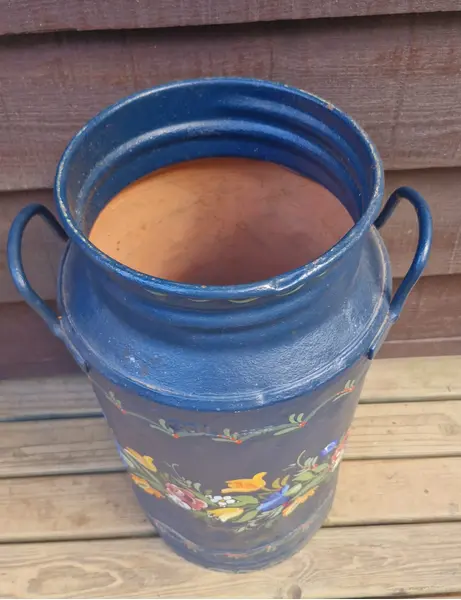 Foto de um(a) Linda lata de leite vintage 30L, da categoria de Outros colecionáveis. Lindo latão de leite antigo decorado com a técnica de pintura conhecida como Bauernmalerei. Originalmente utilizados para o... Mostrado de uma perspectiva diferente. Vendido no marketplace Trésors.