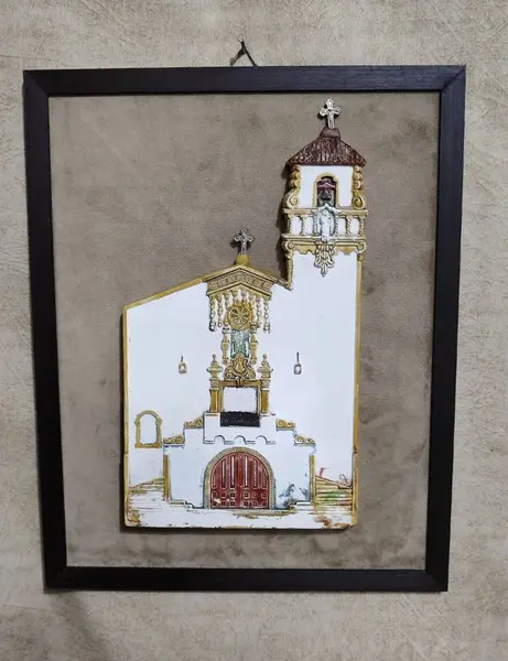 Foto de um(a) Fachada da Igreja Nossa Senhora do Brasil, Urca, Rio de Janeiro, Década de 1990, da categoria de Objetos de parede esculturais. Fachada da igreja nossa senhora do brasil, urca - rio de janeiro. Em gesso policromado com moldura em madeira e camurça... Mostrado de uma perspectiva diferente. Vendido no marketplace Trésors.
