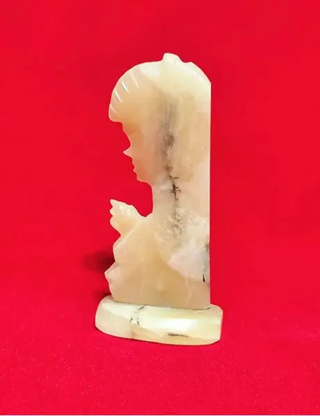 Foto de um(a) Silhueta Madona em Onix Paquistanês, Década de 1980, da categoria de Objetos religiosos e espirituais. Silhueta da madona em onix paquistanês, década de 1980. A: 10,5 cm / P: 8 mm / Base: 4,8 x 2,8 cmPeso: 88 g. Mostrado de uma perspectiva diferente. Vendido no marketplace Trésors.