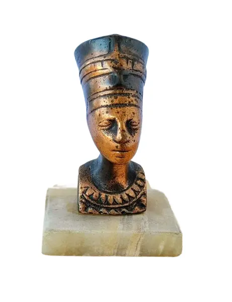 Foto de um(a) Escultura Nefertiti, Década de 1970, da categoria de Escultura. Nefertiti: escultura em cobre maciço com base em mármore. Comprada no cairo na década de 1970. A: 9,5 cm / L: 3,5 cm / P: 6... Vendido no marketplace Trésors.