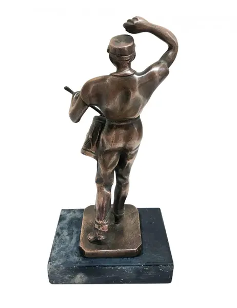 Foto de um(a) Escultura em bronze maciço figura masculina, da categoria de Escultura. Sólida escultura de bronze maciço representando figura masculina tocando instrumento musical. Assente em base retangular,... Mostrado de uma perspectiva diferente. Vendido no marketplace Trésors.