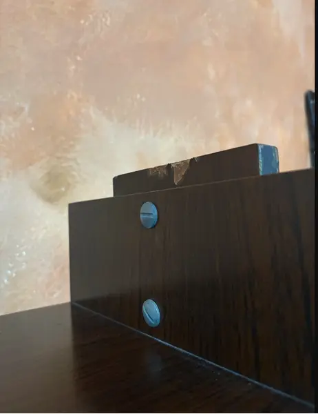 Foto de um(a) Estante modular 1980, da categoria de Estantes e Racks. 80’s | Estante modular fabricada em 1980 - essa peça contém duas colunas, um armário com prateleira interna e dois nichos,... Mostrado de uma perspectiva diferente. Vendido no marketplace Trésors.