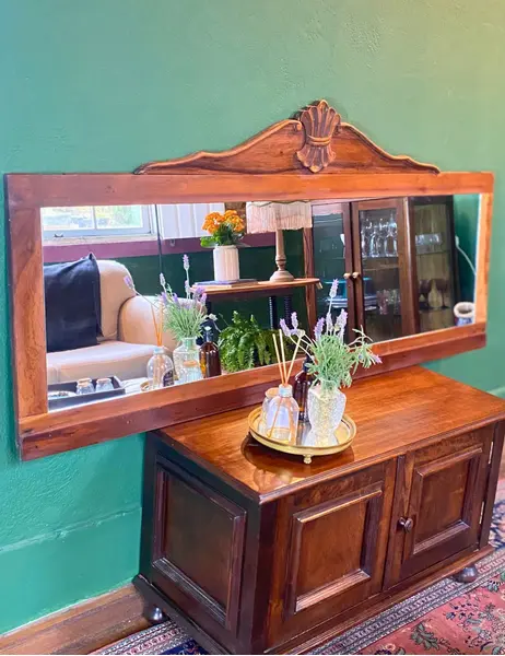 Foto de um(a) Espelho renascer, da categoria de Espelhos. Medidas: 75A x 157C x 3L cm Peça imponente com moldura em madeira Imbuia nobre. Mostrado de uma perspectiva diferente. Vendido no marketplace Trésors.