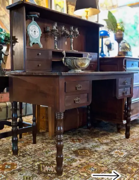 Foto de um(a) Magnífica Escrivaninha de Dois Andares – Estilo Clássico com Escaninho e 4 Gavetas, da categoria de Escrivaninhas e Mesas de escritório. Uma peça que transborda história e sofisticação. Esta magnífica escrivaninha de dois andares é o móvel ideal para quem busca... Mostrado de uma perspectiva diferente. Vendido no marketplace Trésors.