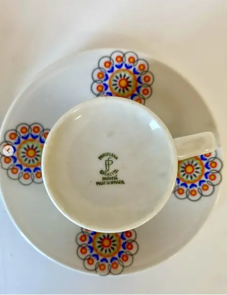Foto de um(a) Dupla de xícaras, da categoria de Xícaras. Dupla de xícaras de cafezinho em porcelana, Steatita. 5 cm de altura. Pires: 10,5 cm de diâmetro. Mostrado de uma perspectiva diferente. Vendido no marketplace Trésors.