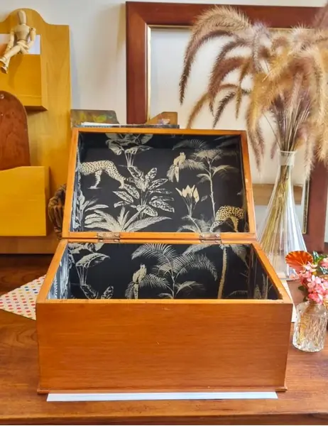 Foto de um(a) Caixa de madeira maciça vintage, da categoria de Cestos e Caixas. Grande caixa de madeira maciça, folheada com madeira clara, linhas retas.leves marcas do tempo que não ofuscam a beleza da... Mostrado de uma perspectiva diferente. Vendido no marketplace Trésors.