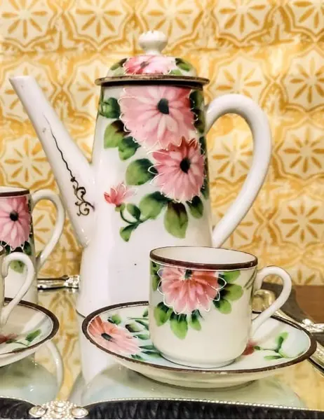 Foto de um(a) Conjunto Chinês Casca de Ovo 80'S, da categoria de Conjuntos de café e chá. Tête-à-tête em casca de ovo, policromada e em relevo, procedência chinesa década de 1980, com marca do fabricante. Bule: A... Mostrado de uma perspectiva diferente. Vendido no marketplace Trésors.