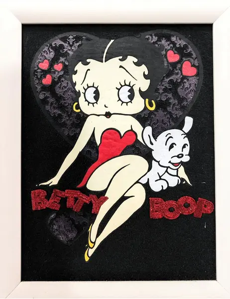 Foto de um(a) Quadro Gravura Betty Boop, Anos 2000, da categoria de Gravuras. Quadro com gravura da Betty Boop, moldura em madeira com entalhes tipo capitonê. Anos 2000, peça única pelo designer... Mostrado de uma perspectiva diferente. Vendido no marketplace Trésors.
