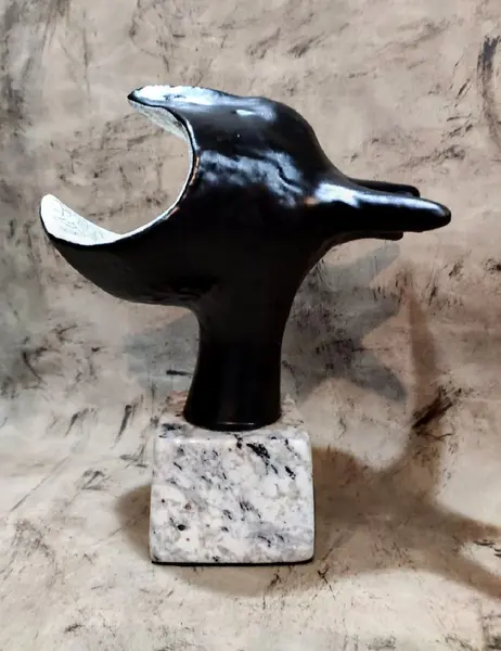 Foto de um(a) Escultura Cerâmica Preta e Branco, Década de 2000, da categoria de Escultura. Escultura em cerâmica preto e branco esmaltada e craqueada com base em granito maciço. Peça única pelo designer marcelus... Mostrado de uma perspectiva diferente. Vendido no marketplace Trésors.