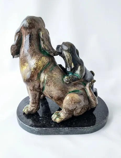 Foto de um(a) Escultura Mamãe e Filhote Basset, da categoria de Escultura. Escultura mamãe basset com filhote, em poli resina italina com pátina bronze oxidada, base em granito preto polido com... Mostrado de uma perspectiva diferente. Vendido no marketplace Trésors.