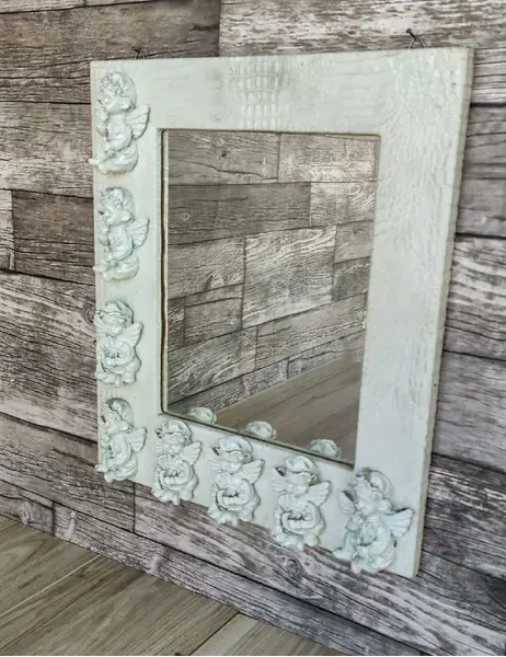 Foto de um(a) Espelhos Anjos Anos 90, da categoria de Espelhos. Espelho com moldura em madeira, textura de croco branco e com aplicação de anjos em resina, década de 1990 peça única pelo... Mostrado de uma perspectiva diferente. Vendido no marketplace Trésors.