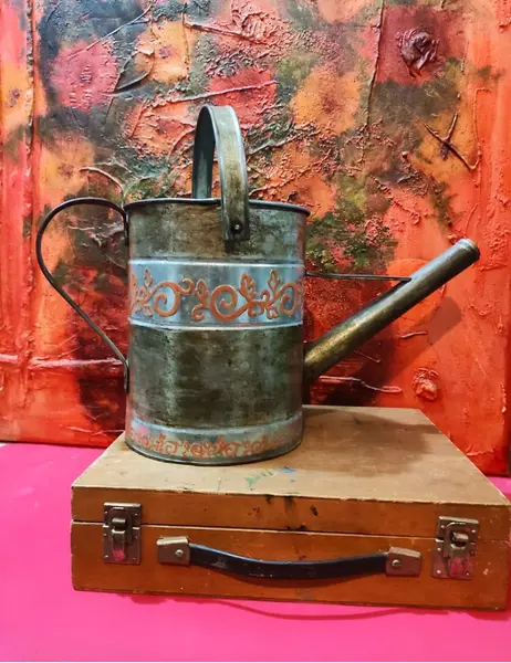 Foto de um(a) Regador Flanders Anos 80, da categoria de Outros objetos decorativos. Regador em folha de flanders envelhecida com grega em relevo na cor terracota e alça movel, década de 1980 A: 27,5 cm L: 36... Mostrado de uma perspectiva diferente. Vendido no marketplace Trésors.