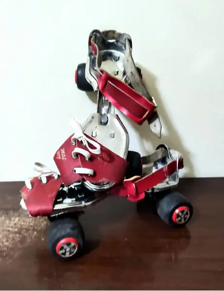 Foto de um(a) Par de Patins Infantil, Década de 1960, da categoria de Outros colecionáveis. Par de patins infantil em ferro cromado, rodas originais e sem freio, com três regulagens. Presilhas em couro vermelho com... Mostrado de uma perspectiva diferente. Vendido no marketplace Trésors.